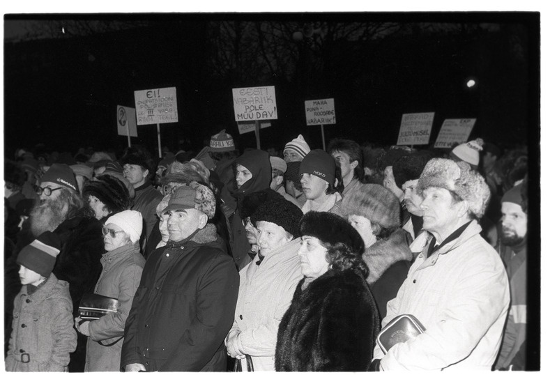 „Reportaaž 8“ - rahvas meeleavaldusel kõnet kuulamas, Eesti Vabariigi aastapäev