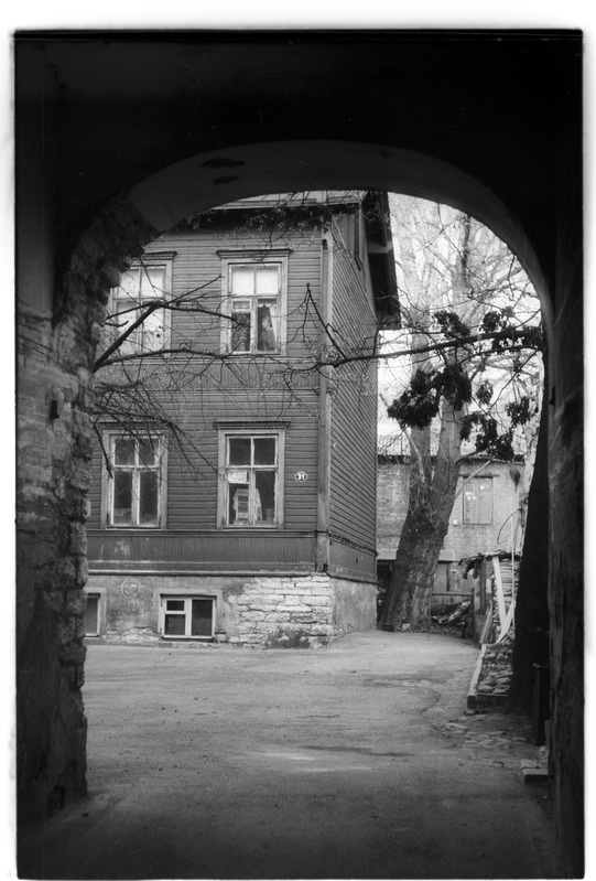 „Vanalinn“ - vaade puumajale läbi kangialuse, maja nr 31.
