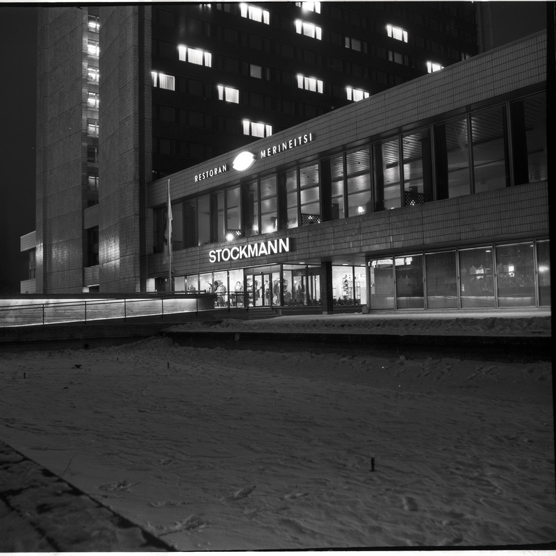 „Ööpilt“ - vaade Stockmanni kaubamaja fassaadile.