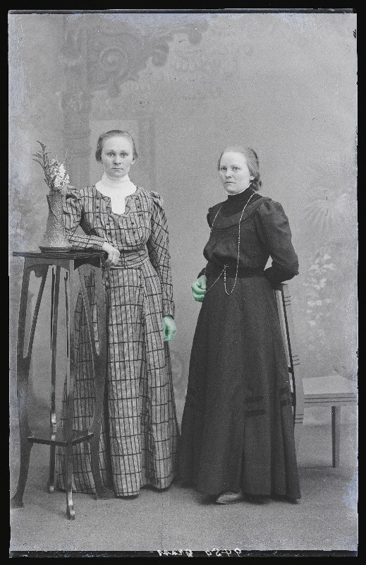 Anna Grass (vasakul) sõbrannaga.