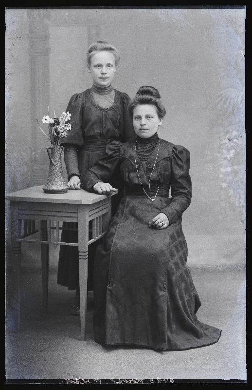 Kaks naist, (foto tellija Anna Kowal [Koval].