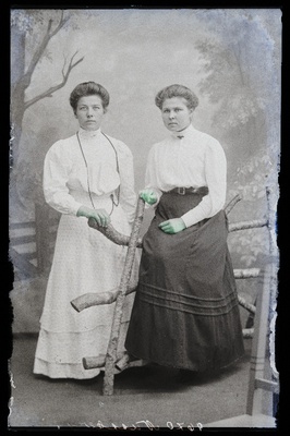 Kaks naist, (foto tellija Nussberg).  duplicate photo