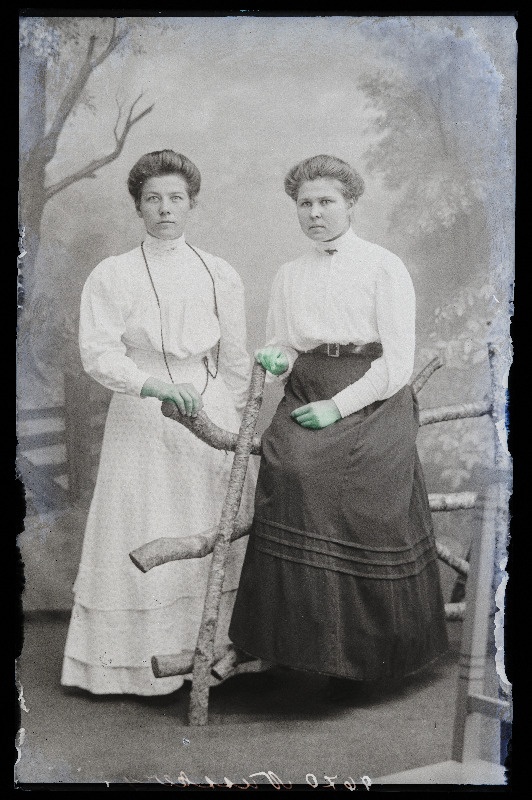 Kaks naist, (foto tellija Nussberg).
