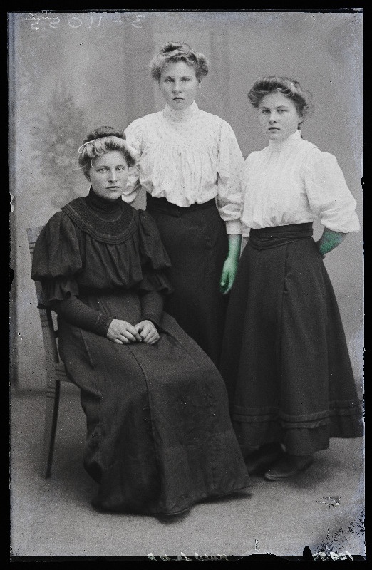 Grupp naisi, (foto tellija Kuldsepp [Kullassepp]).