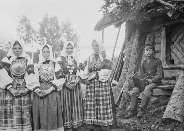 Women dance in harmony at the speed of the call