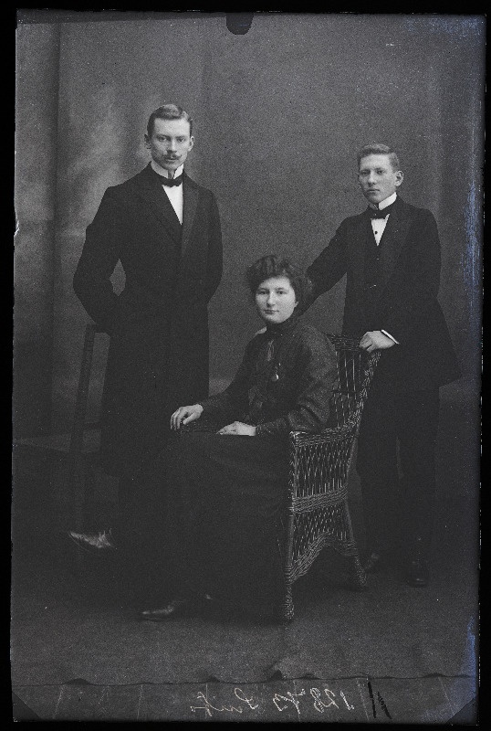 Grupp inimesi, (foto tellija Suits).