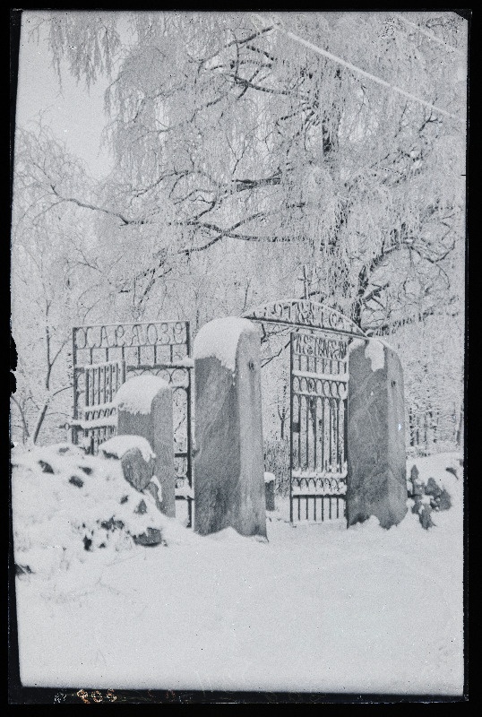 Viljandi vana kalmistu värav.