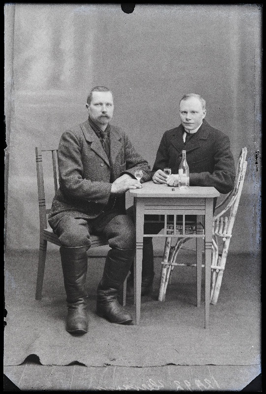 Kaks meest, (foto tellija Hermann).