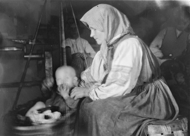 Iivani Okse, mother, feed the baby