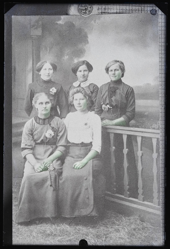 Grupp naisi, (17.09.1913 fotokoopia, tellija Malkin Paksima külast).
