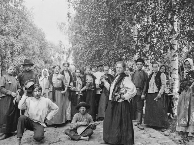 Young people dancing with the balalic reservoir