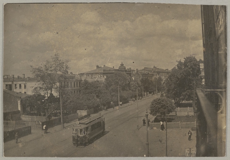 Moskva tänavavaade, esiplaanil tramm, mille taga sõidab sõdur. 1917.a.