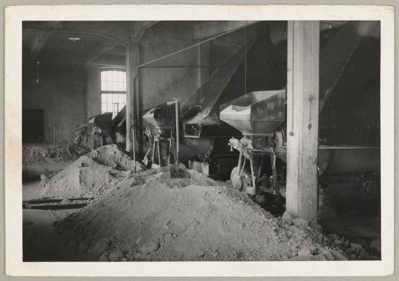 Tsemenditööstuse (?) sisevaade.