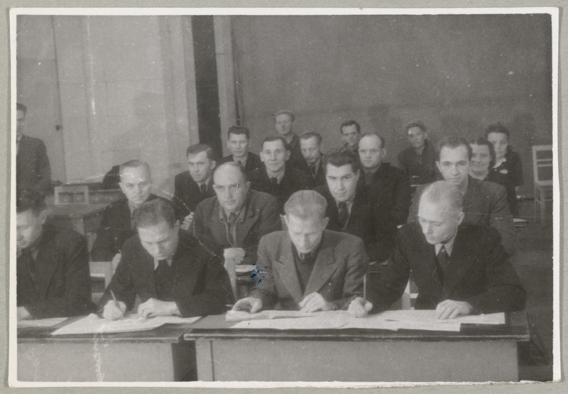 Kursandid klassis kirjutamas.