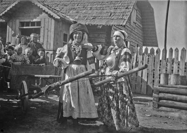 Two women presenting horses and drivers at the wedding party