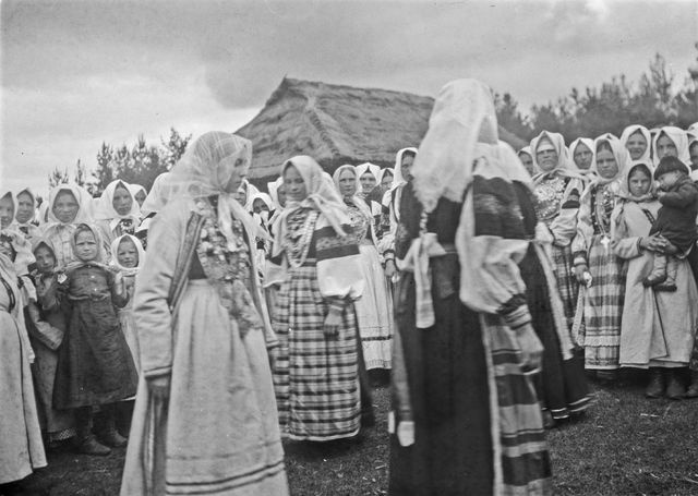 Girls danced at the "six Fry" dance party