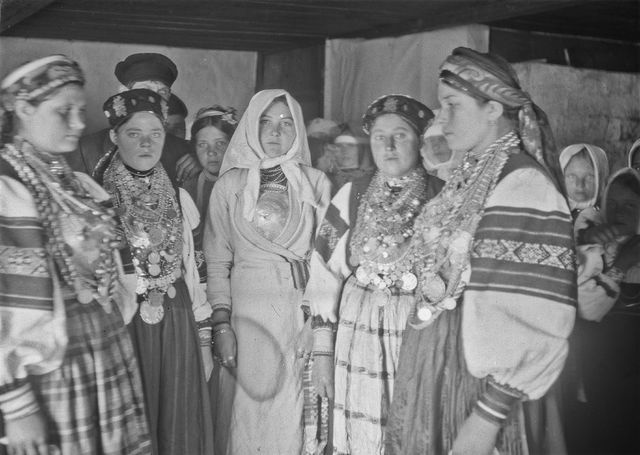 In the midst of the "podruski" of the settling march