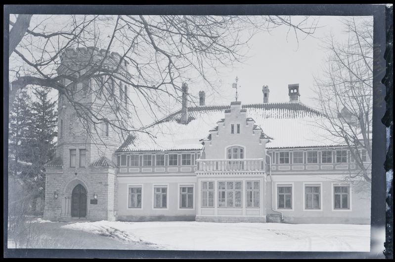 Maarjamäel Orlovi (krahv Anatoli Vladimirovitš Orlov-Davõdov) lossis asus hotell "Riviera Palais", ca 1922. a. Lossi torn ja fassaad.