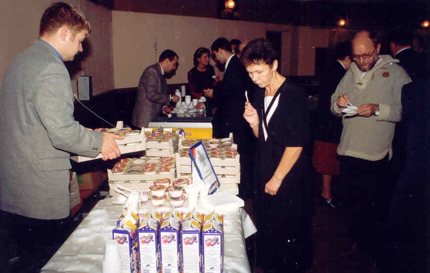 Külalised degusteerimas Meieri tooteid,  Eesti Piimaliidu 10 aastapäeva konverentsil