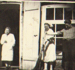 Töölised Puiatu meierei ees