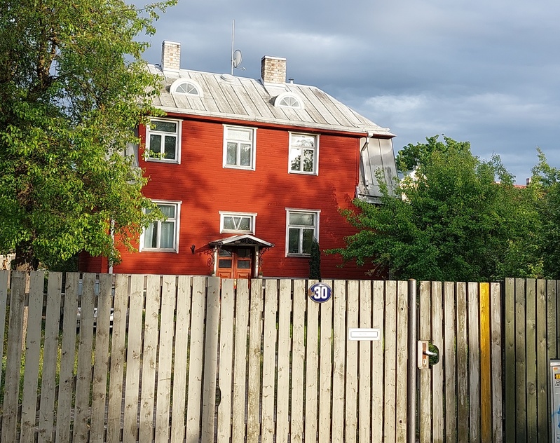 Pelgulinn: Telliskivi 30 elamu (maja ees Moskvitš) rephoto