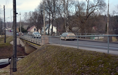 Shrimp rock bridge. View Helme towards rephoto