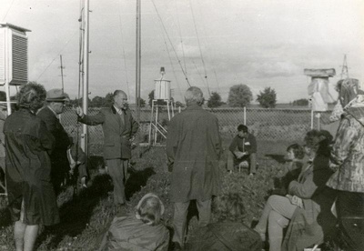 Eesti Geograafia Seltsi Vooremaa ekskursioonist osavõtjad Tiirikoja järvejaamas (ilmajaam); kõneleb seltsi tegevliige Karl Põiklik.  similar photo
