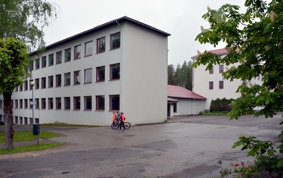 Tõrva gümnaasium (vaade hilisemale juurdeehitusele). Arhitekt Karl Burman, rek. Georg Saar rephoto