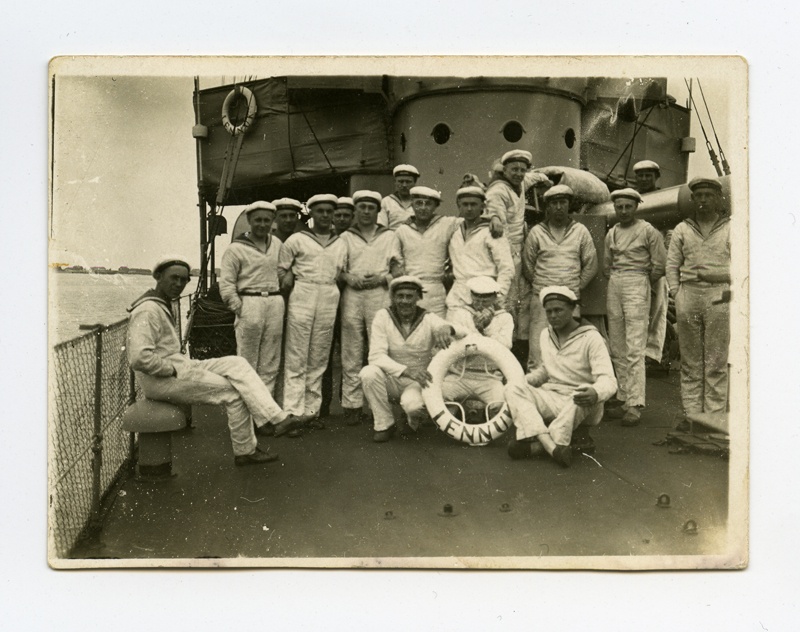 Hävitaja "Lennuk" meeskond, ees laeva päästerõngas.
Grupifoto