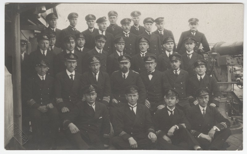 Johan Pitka ühes mereväeohvitseridega suurtükilaeval "Lembit"