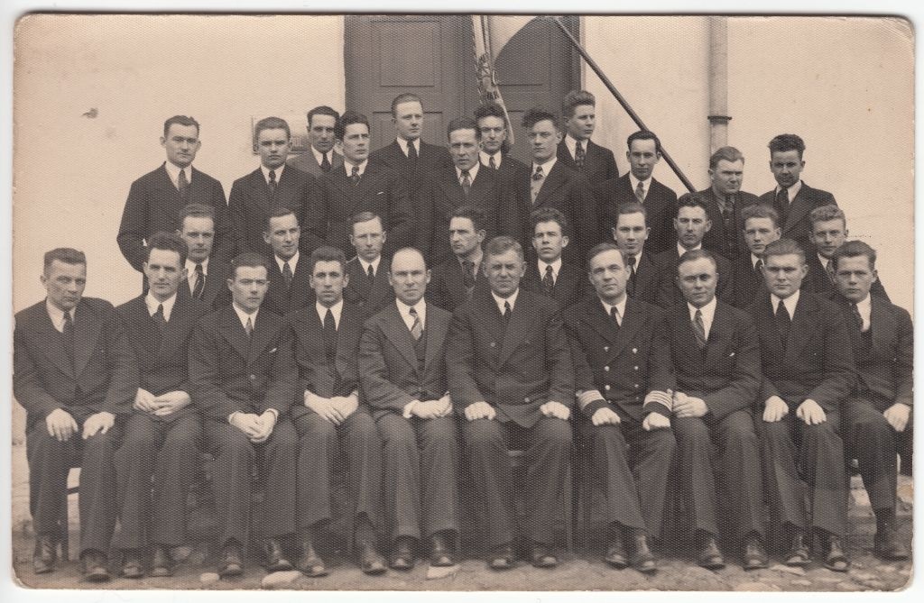 Grupifoto. Elmar Anniko Kuressaare Merekooli I klassis.