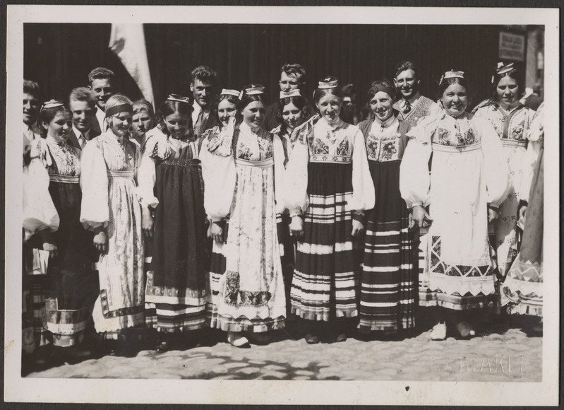 Rahvusrõivastes naised, foto Hermann Tõnissoo perealbumist