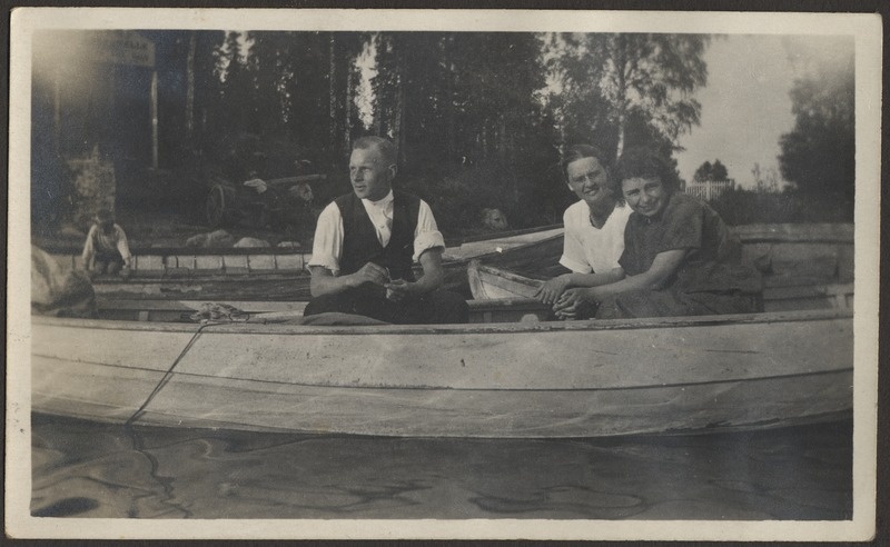 Hermann Tõnissoo paadis istumas koos kahe naiskaaslasega, foto Hermann Tõnissoo perealbumist