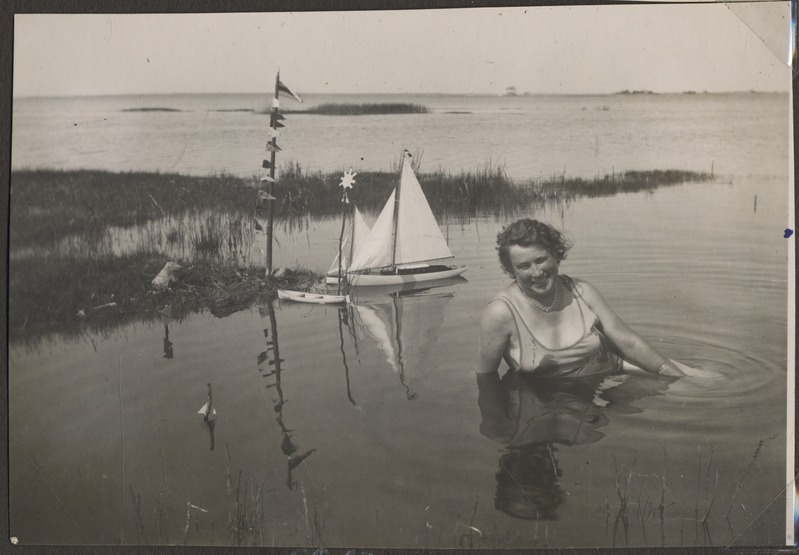 Tundmatu naine meres suplemas, foto Hermann Tõnissoo perealbumist