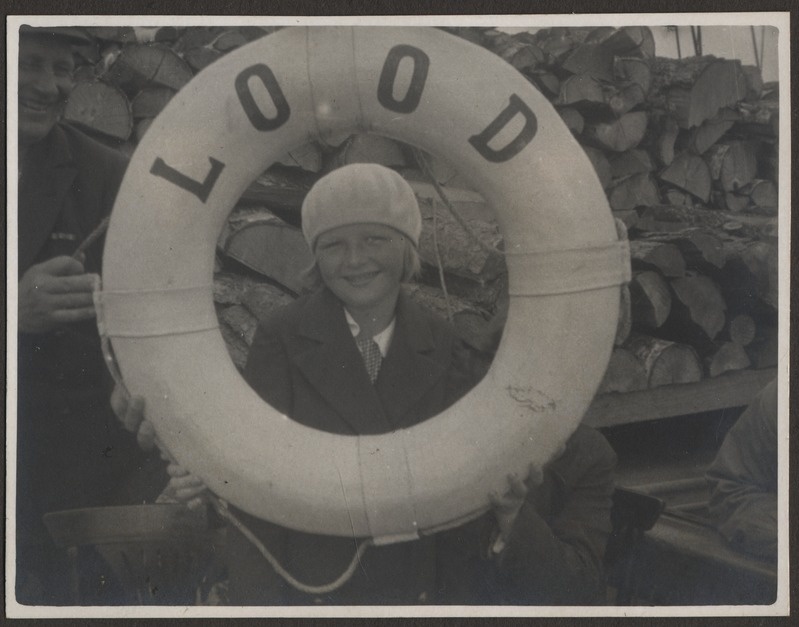 Väike tüdruk aurulaev "Lood" päästerõngaga, foto Hermann Tõnissoo perealbumist