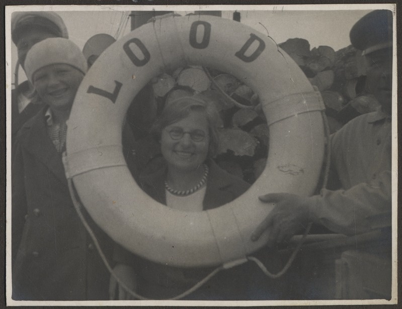 Tausatal Hermann Tõnissoo koos kaaslastega aurulaev "Lood" pardal, foto Hermann Tõnissoo perealbumist