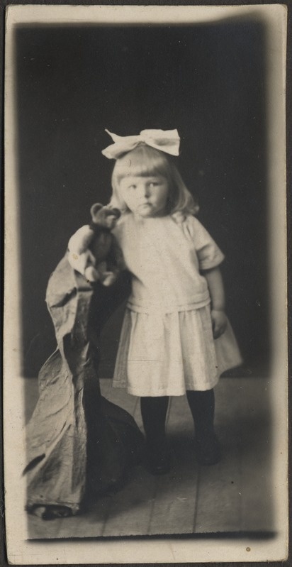 Väike tüdruk pildil, foto Hermann Tõnissoo perealbumist