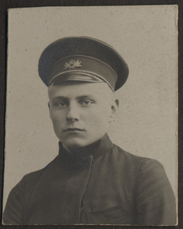 Tundmatu mees vormis, foto Hermann Tõnissoo perealbumist