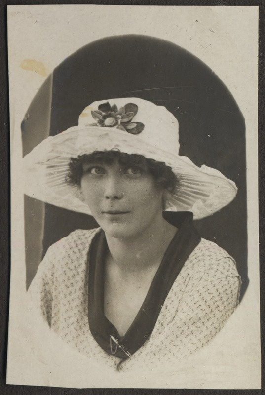 Pildil tundmatu naine, foto Hermann Tõnissoo perealbumist