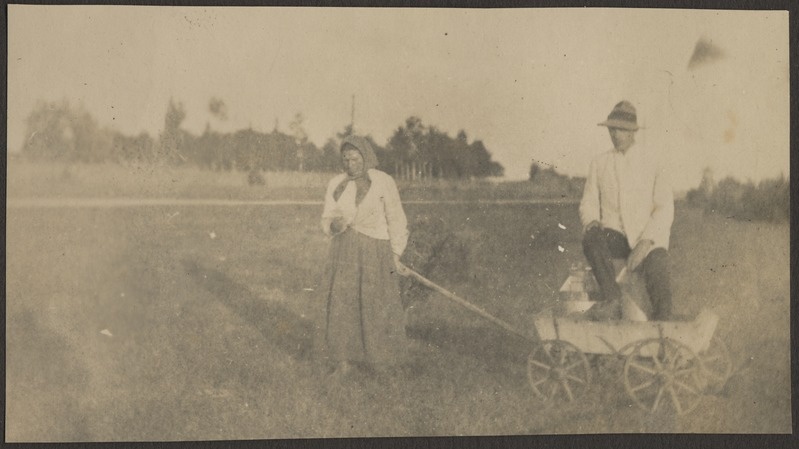 Tundmatu mees ja naine vankriga, foto Hermann Tõnissoo perealbumist