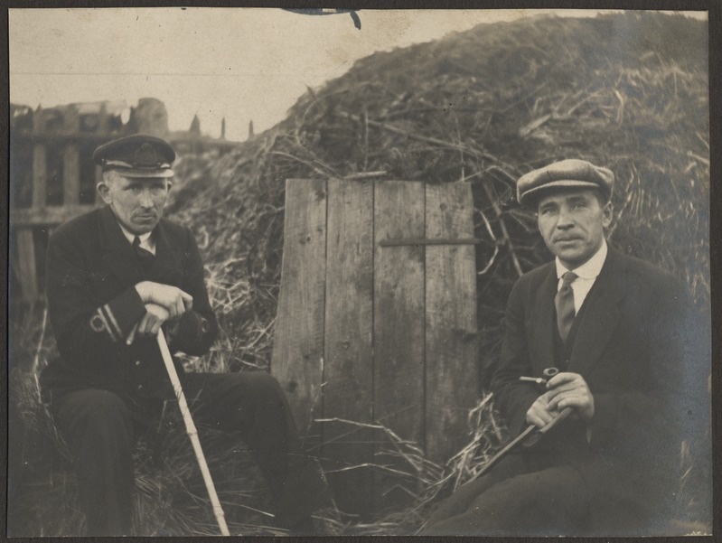 Kaks tundmatut meest pildil, foto Hermann Tõnissoo perealbumist