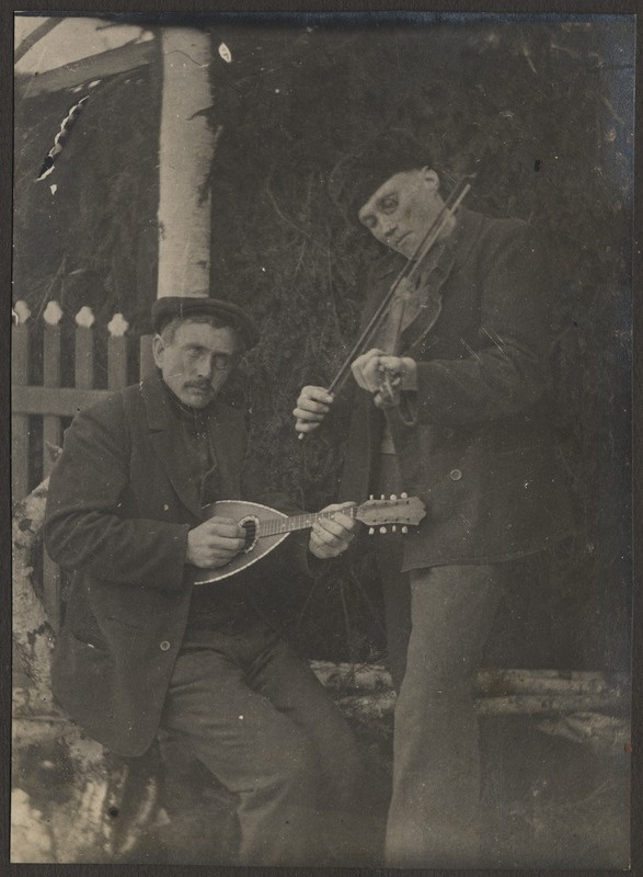 Kaks meest pilli mängimas, foto Hermann Tõnissoo perealbumist