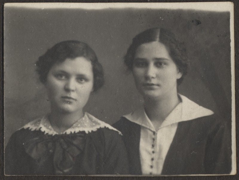 Pildil kaks tundmatut naist, foto Hermann Tõnissoo perealbumist
