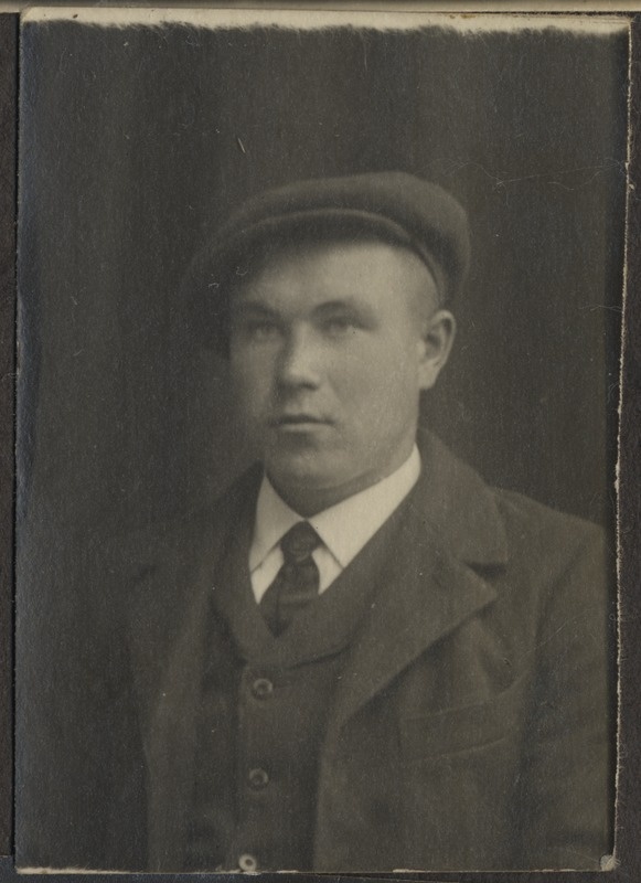 Pildil tundmatu mees, foto Hermann Tõnissoo perealbumist