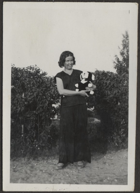 Tundmatu naine pildil, foto Hermann Tõnissoo perealbumist