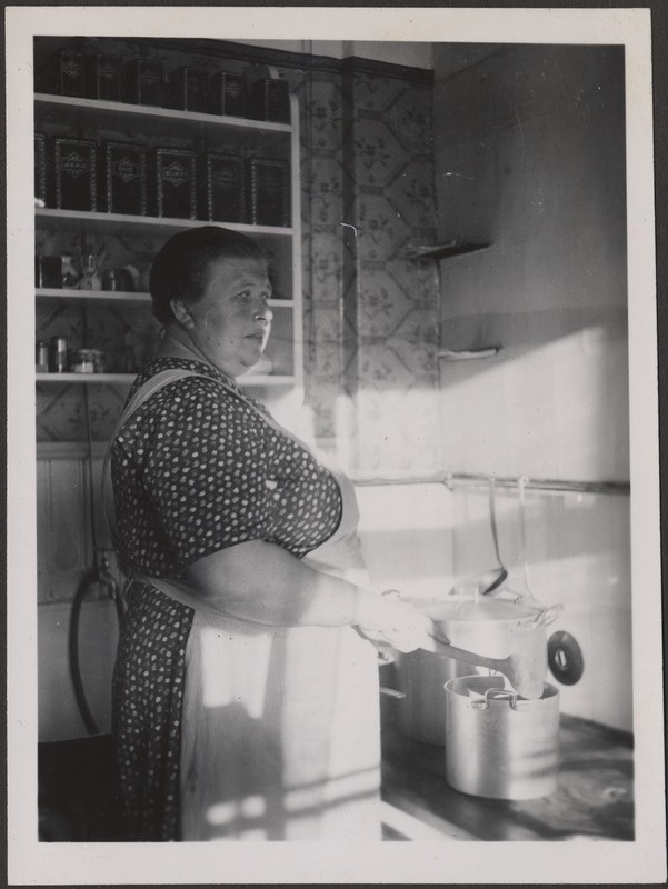 Tundmatu naine pildil, foto Hermann Tõnissoo perealbumist