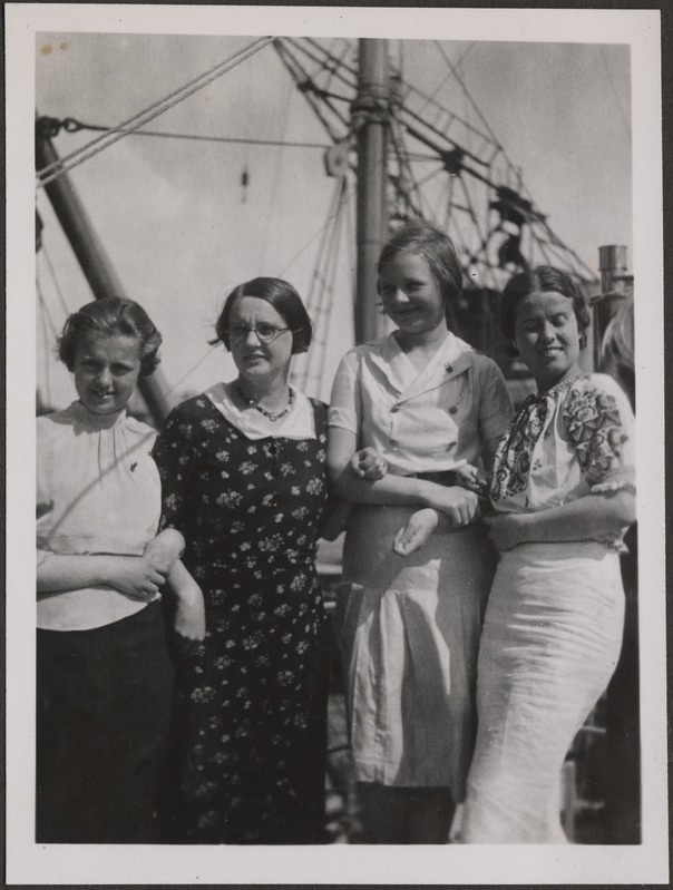 Neli tundmatut naisterahvast pildil, foto Hermann Tõnissoo perealbumist