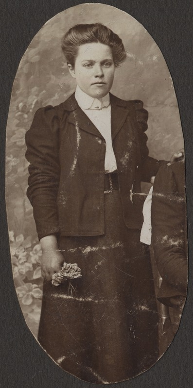 Pildil tundmatu naine, foto Hermann Tõnissoo perealbumist