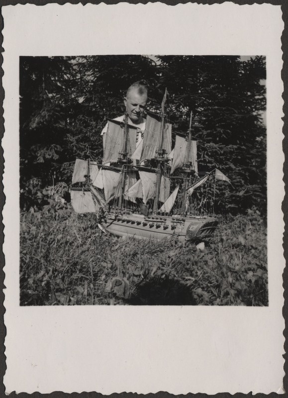 Tundmatu mees laevamudeliga, foto Hermann Tõnissoo perealbumist