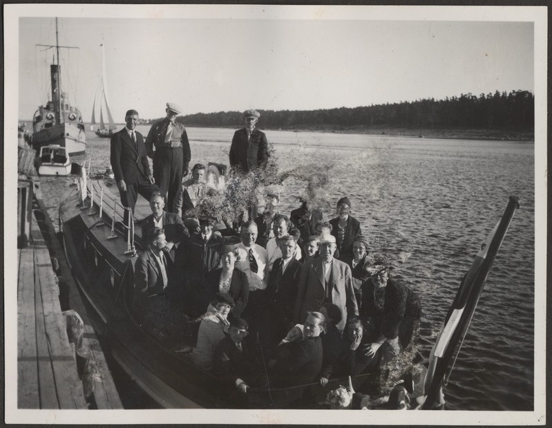 Seltskond mootorlaeval, foto Hermann Tõnissoo perealbumist
